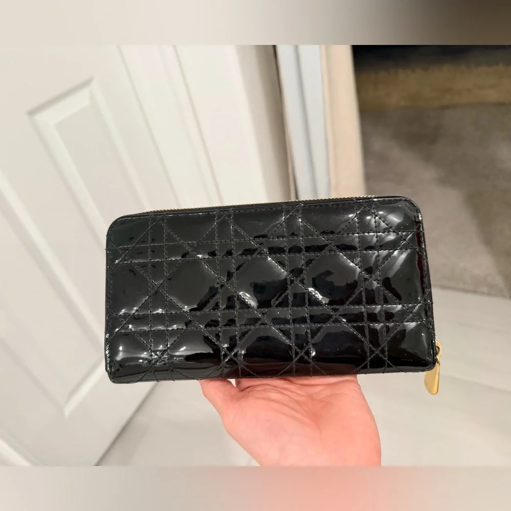 Dior - Lady Dior Voyageur Zip Wallet in Black Patent Cannage - Picture 7 of 15